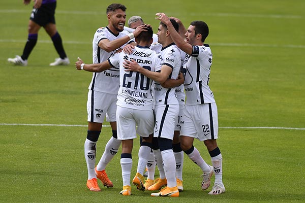 Jugadores de Pumas festejan un gol 