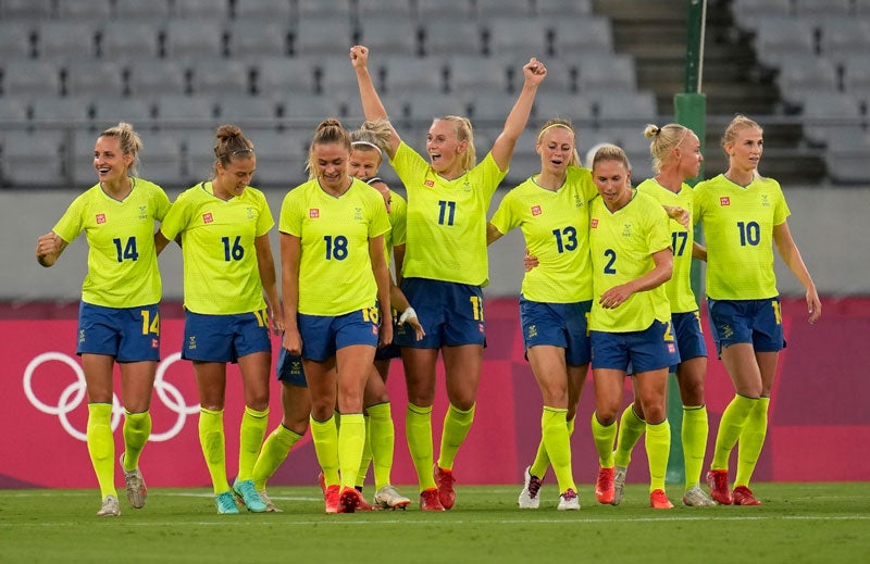 Las jugadoras de Suecia celebran su gol