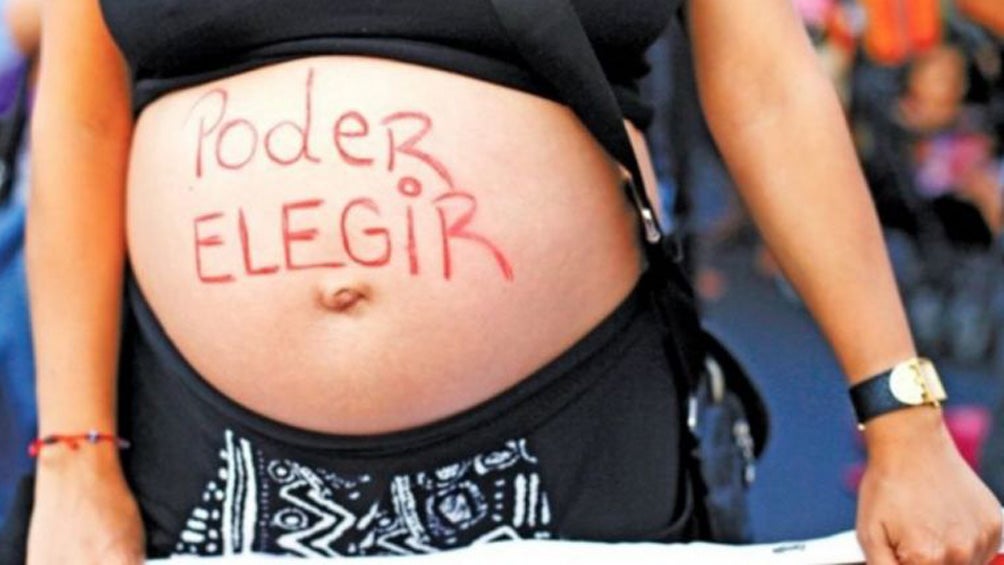 Mujer se manifiesta a favor del aborto legal