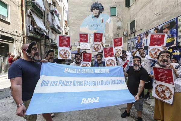 Protesta organizada en Largo Maradona, plaza napolitana dedicada al argentino