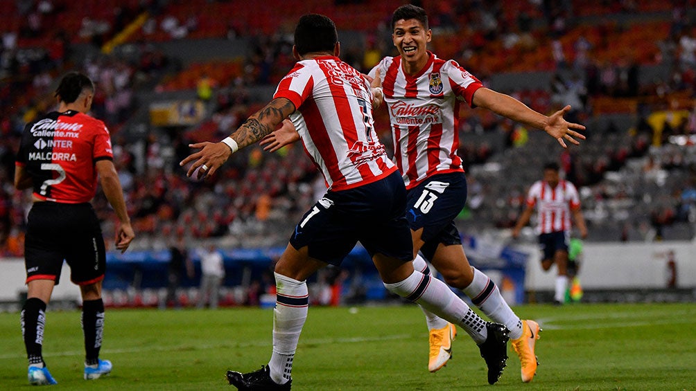 Ángel Zaldívar celebrando un gol con Alexis Vega