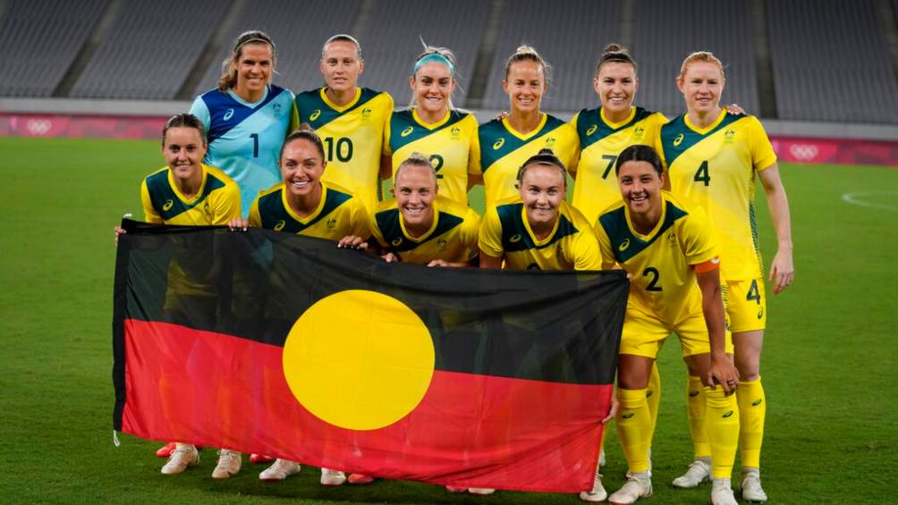 Equipo de Australia con bandera indígena