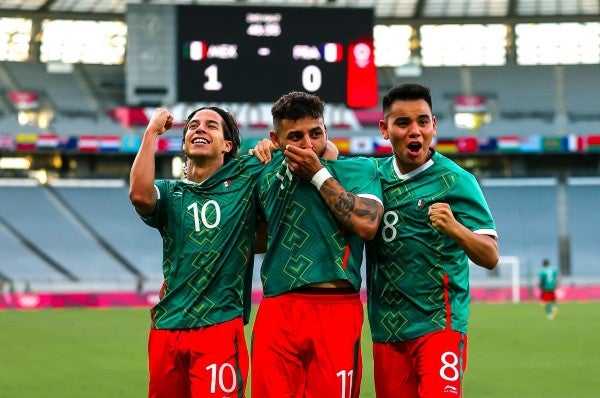 Diego Lainez, Alexis Vega y Charly Rodríguez celebran primer gol de la Selección Mexicana en Tokio 2020