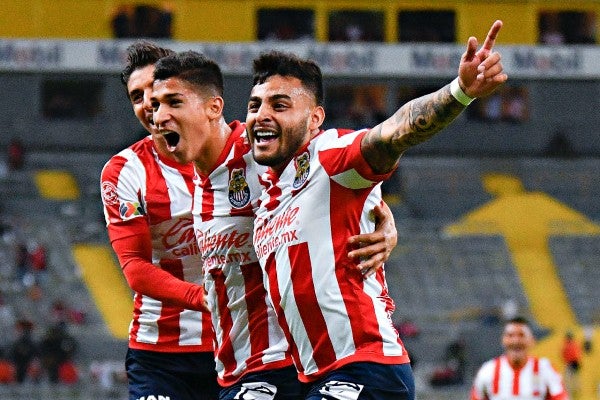 Ángel Zaldívar celebra junto a Alexis Vega 