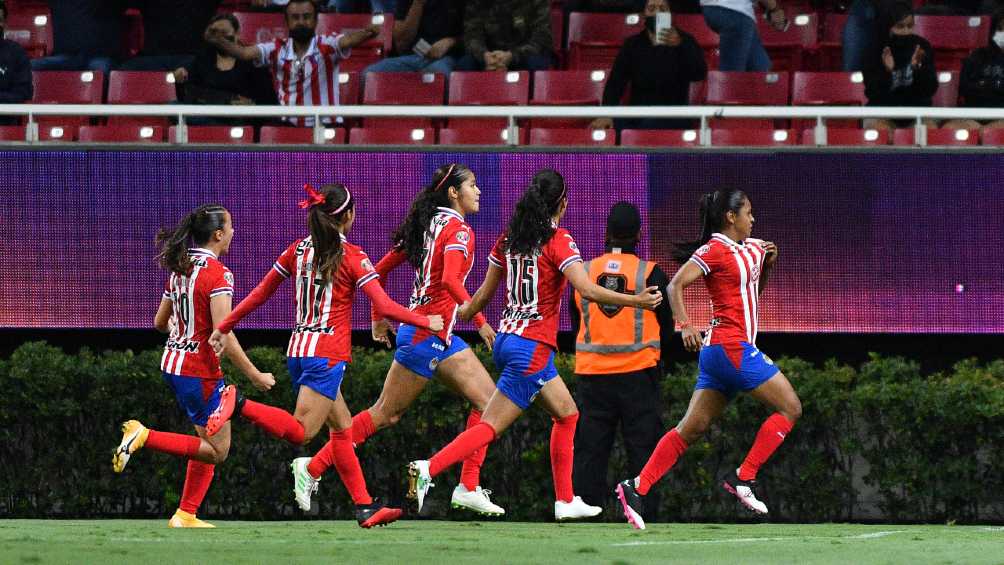 Miriam y sus compañeras celebrando un gol en el Akron