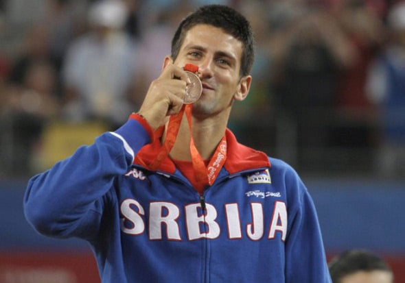 Novak Djokovic presume su medalla en Pekín 2008