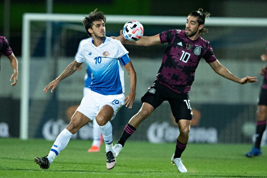 Rodolfo Pizarro durante un partido con México