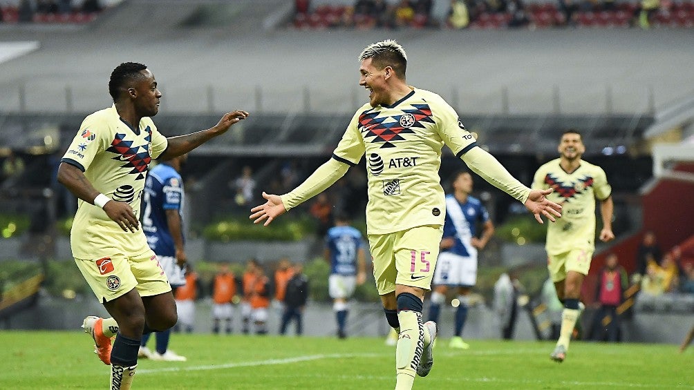 Renato Ibarra y Nico Castillo durante un partido con América