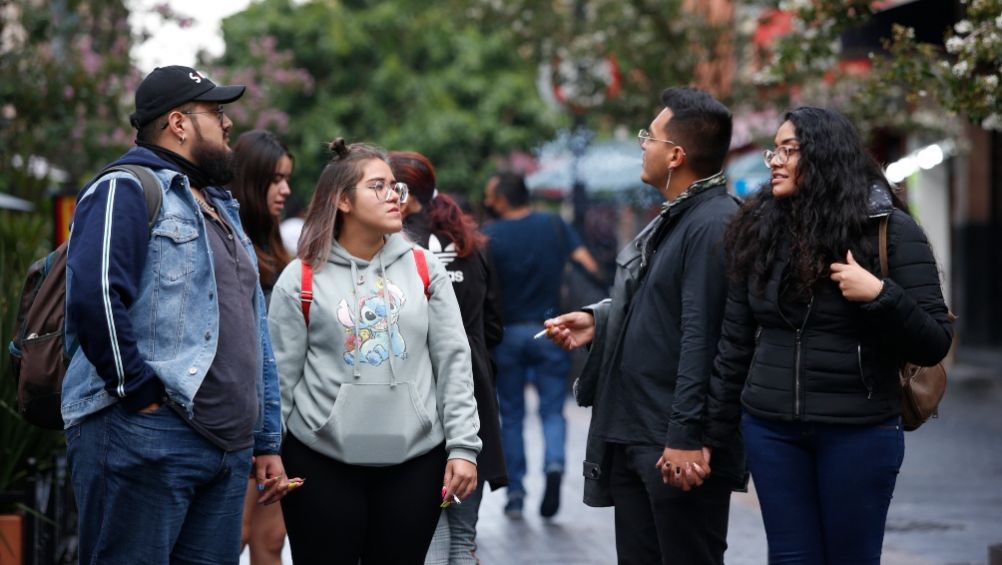 Personas platicando en la CDMX