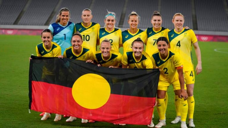 Equipo australiano con la bandera indígena 