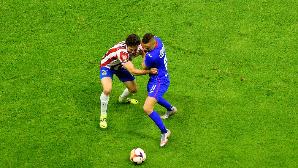 Antonio Briseño durante un partido con Chivas