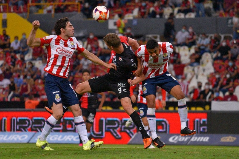 Chivas busca mejorar la parte defensiva