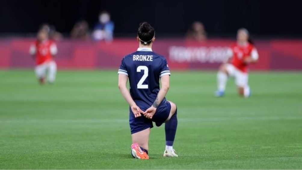 Lucy Bronze arrodillada 