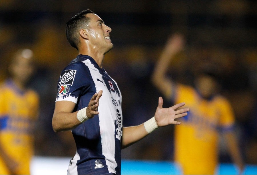 Funes Mori durante un partido con Rayados