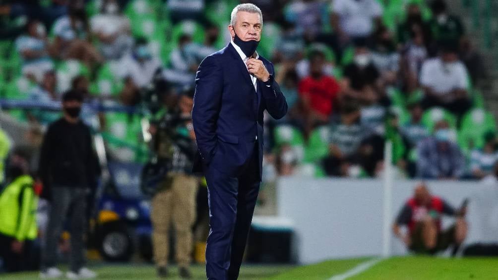 Javier Aguirre durante un juego de Rayados contra Santos