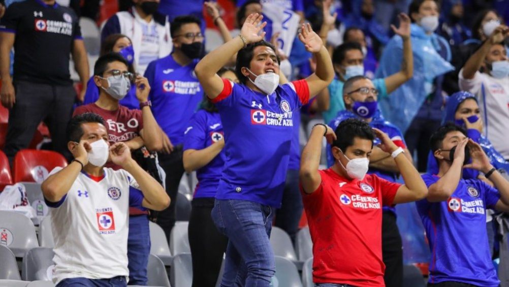 Aficionados de Cruz Azul en el Estadio Azteca