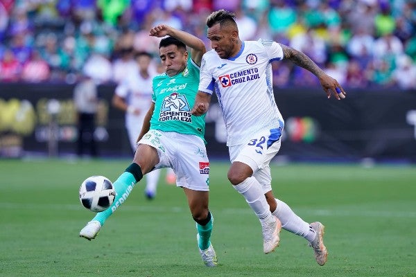 Walter Montoya en acción durante el juego de Campeón de Campeones