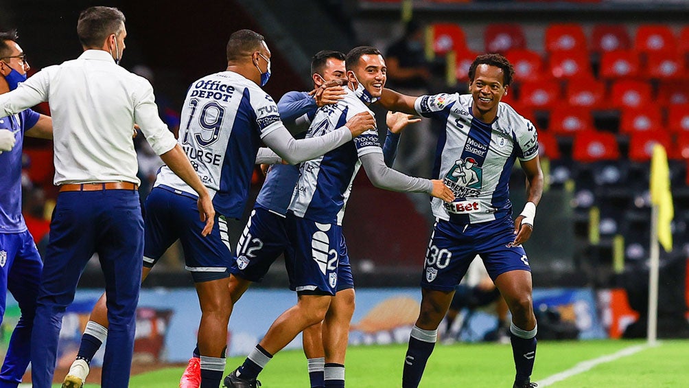 Jugadores de Pachuca, en festejo de gol