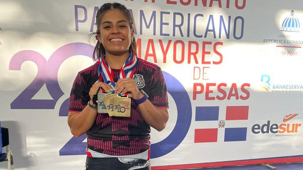 Ana Gabriela López Ferrer, presume su medalla