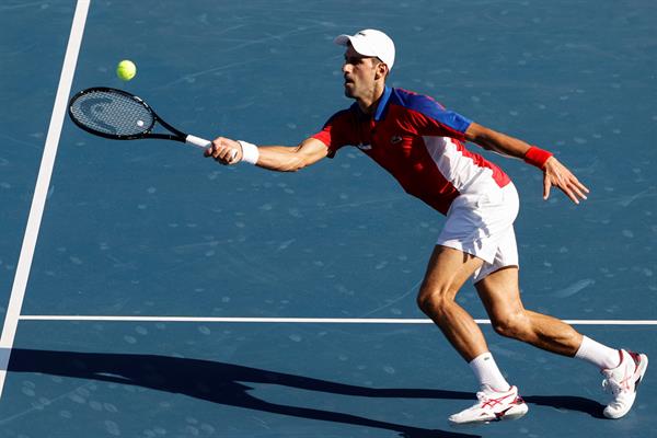 Novak Djokovic, en acción en Tokio 2020