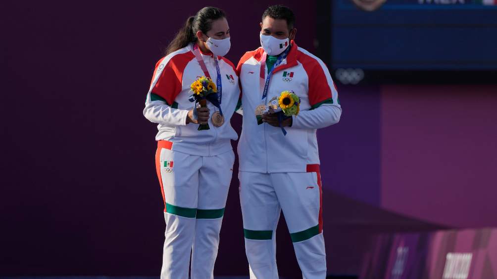 Alejandra Valencia y Luis Álvarez en festejo