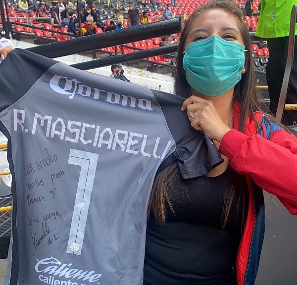 Aficionada del América posó con la jersey firmada de Renata Masciarelli