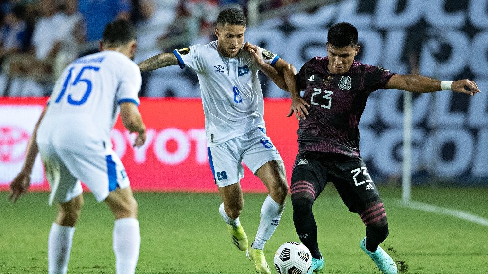 Jesús Gallardo durante un partido con México