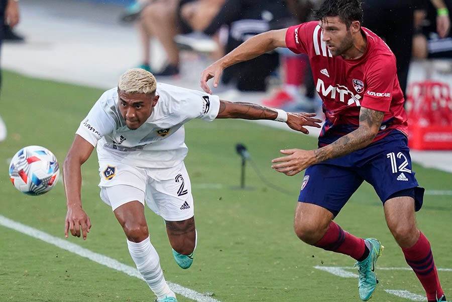 Julian Araujo pelea el balón con Ryan Hollingshead