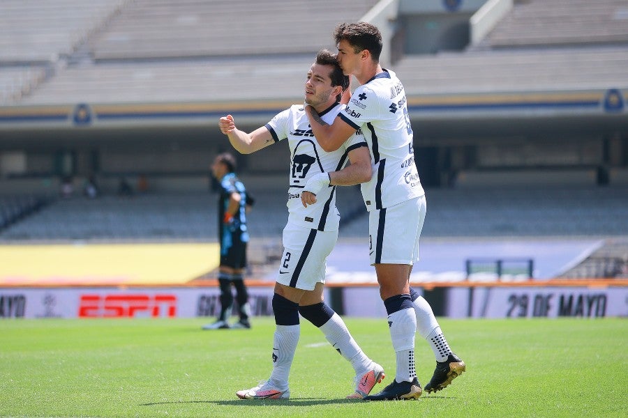 Dinenno y Mozo celebrando un gol