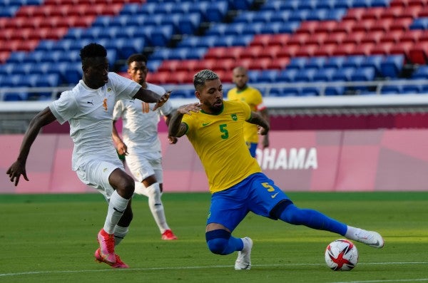 Douglas Luiz disputa el balón contra Youssouf Dao