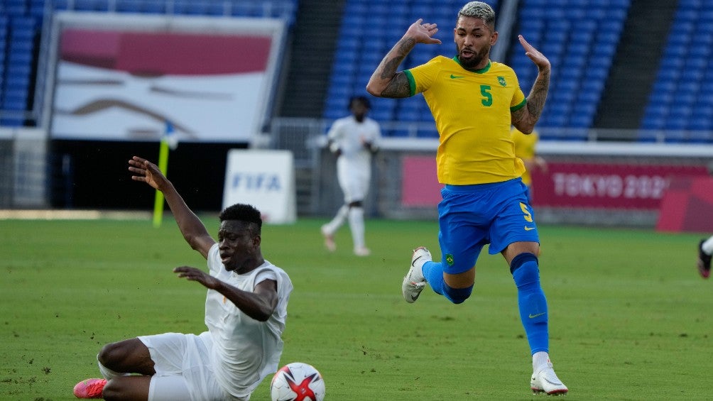 El marfileño Youssouf Dao recibe una falta del brasileño Douglas Luiz 