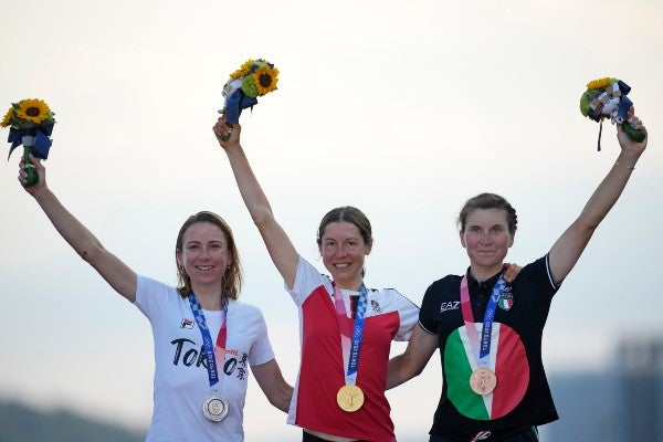 Anna Kiesenhofer (Oro), Vleuten (Plata) y Longo Borghini (Bronce)