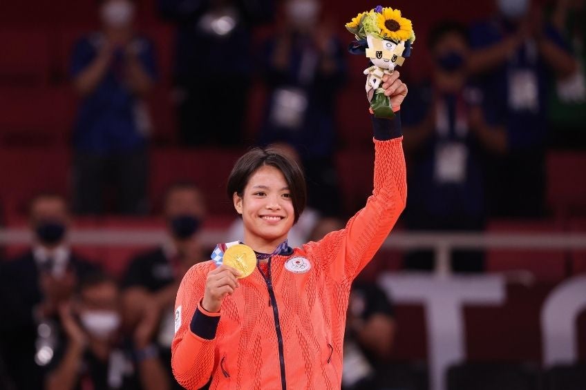 Uta Abe con su medalla