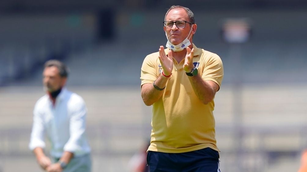 Andrés Lillini en el partido de Pumas