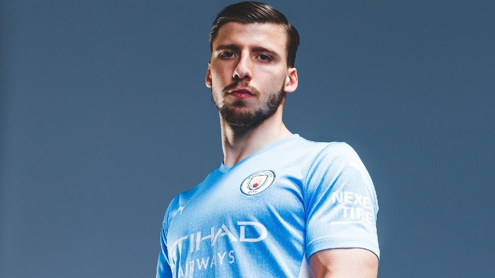 Rubén Dias posó con la indumentaria nueva del Manchester City