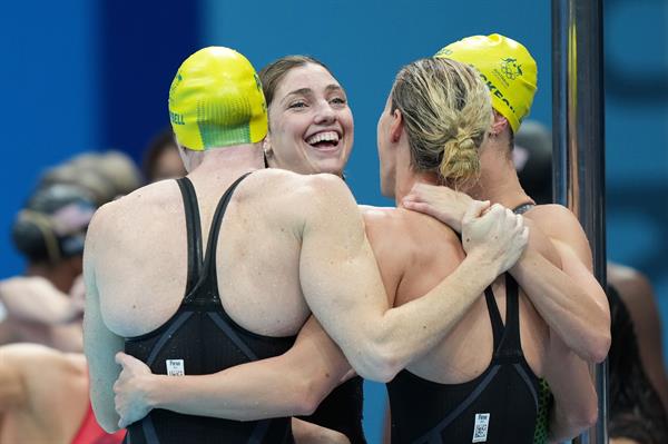 Bronte Campbell, Meg Harris, Emma McKeon y Cate Campbell en festejo