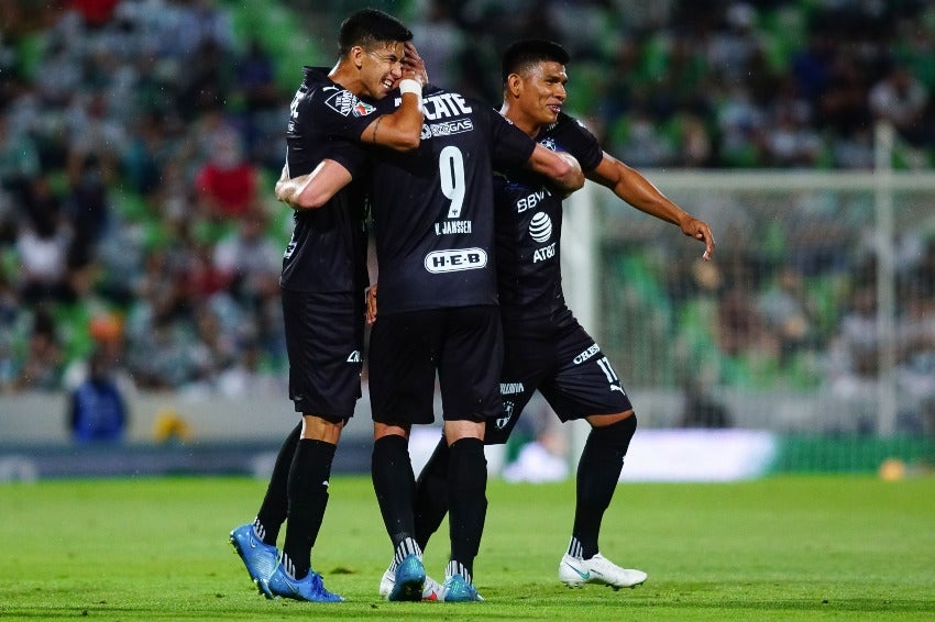 Jugadores de Rayados festejando un gol a favor