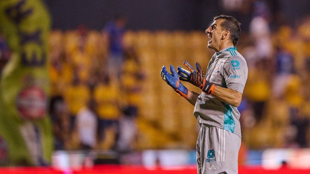 Nahuel Guzmán durante un partido con Tigres