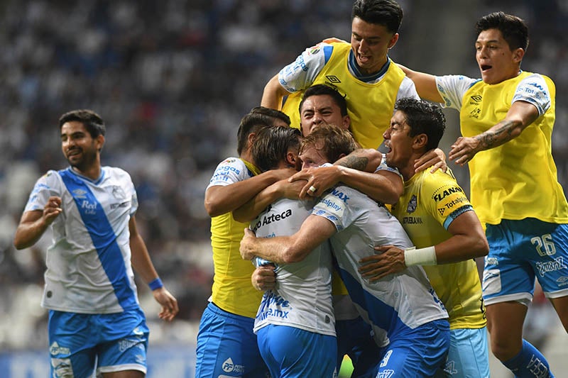 Jugadores de Puebla festejan el tanto ante Rayados 