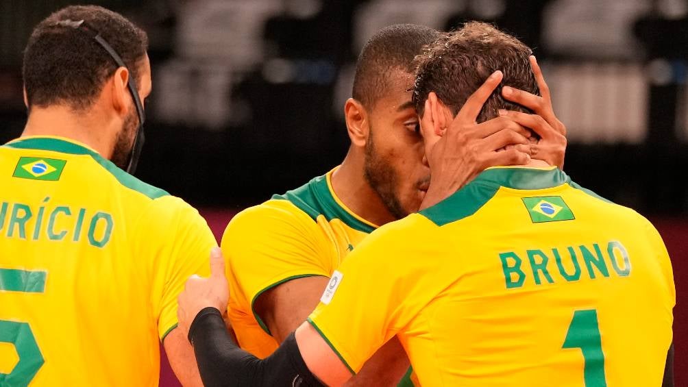 Bruno y sus compañeros celebrando un punto ante Argentina