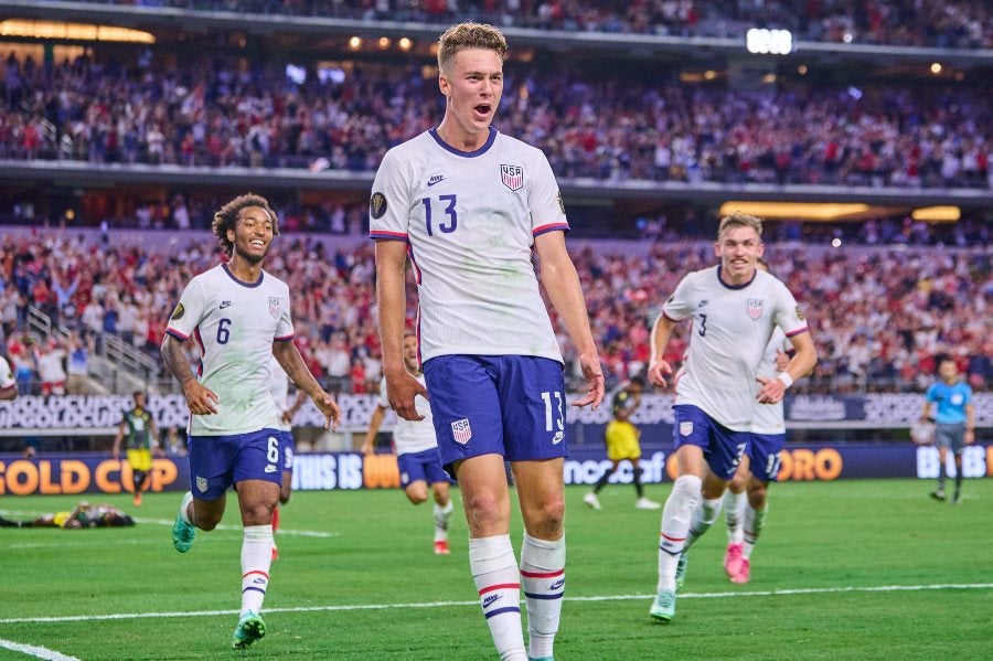 Mattewh Hoppe celebrando su gol vs Jamaica