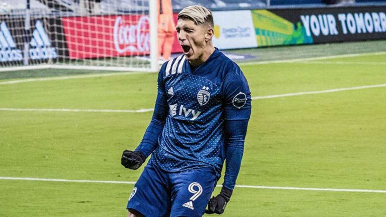 Alan Pulido en partido con Sporting Kansas