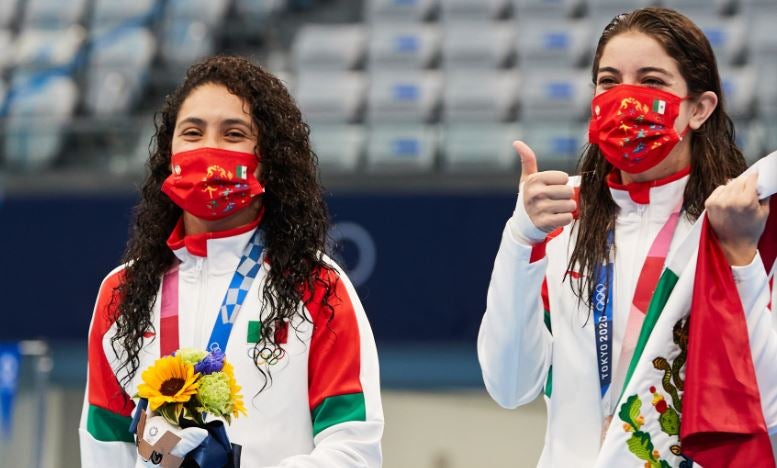 Gabriela Agúndez y Ale Orozco tras ganar presea