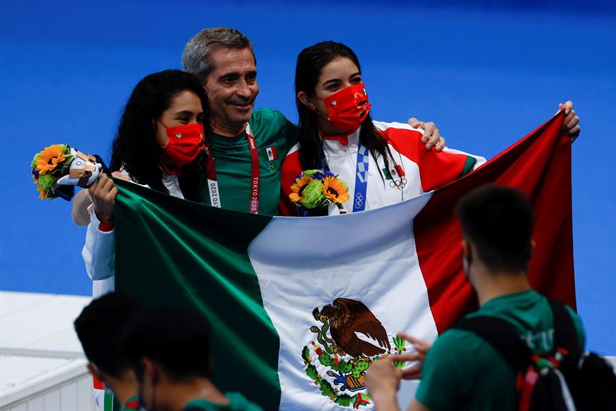 Ale Orozco y Gaby Agúndez junto a Iván Bautista