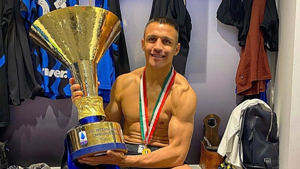 Alexis Sánchez celebra trofeo con el Inter de Milan