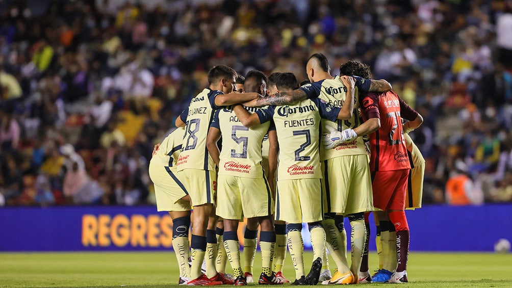 Jugadores de América previo al partido contra Gallos