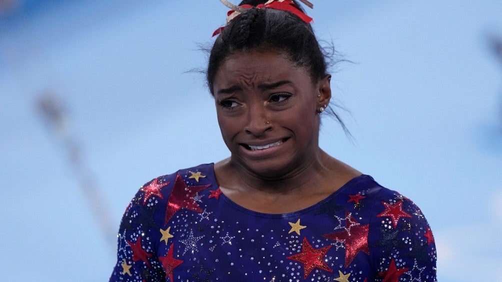 Simone Biles tras errores en Tokio 2020: 'A veces siento el peso del mundo sobre mis hombros'