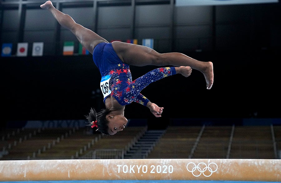 Biles en la barra de equilibrio