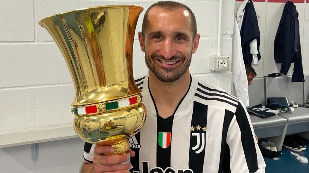 Giorgio Chiellini celebra trofeo con la Juventus