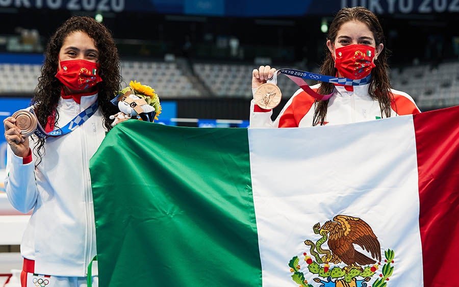 Ale Orozco y Gabriela Agúndez con la bandera mexicana tras ganar bronce